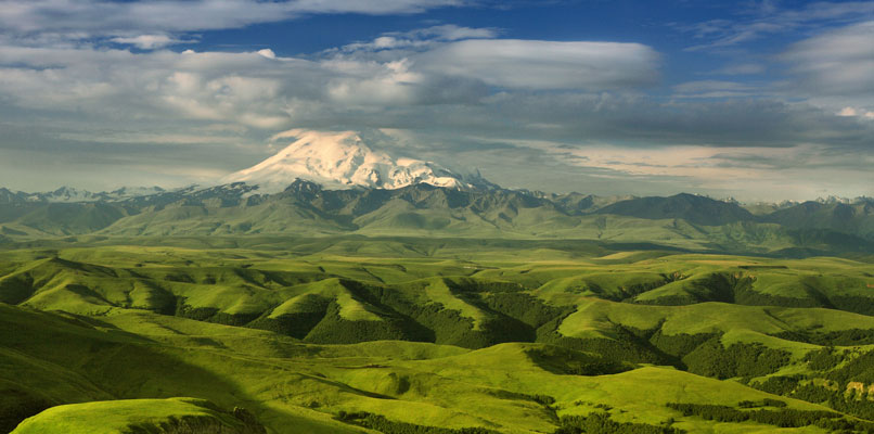 MIneralnye-vody-mountains-with-green-hills-806x400