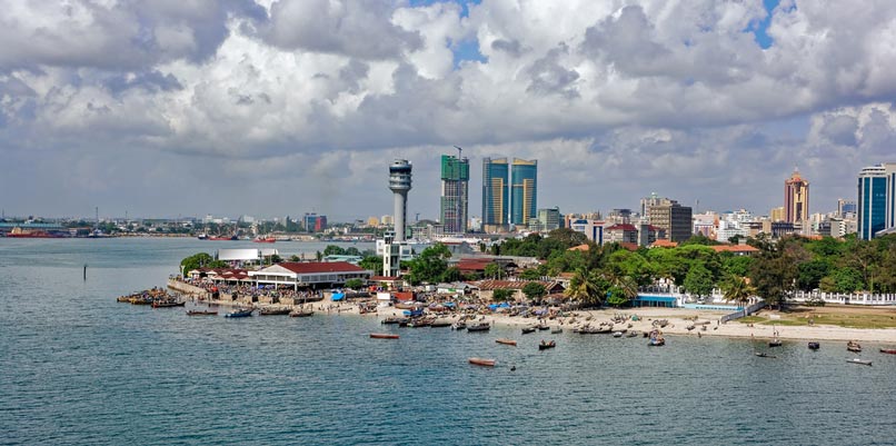dar-es-salaam-sandy-shore-with-boats-806x400