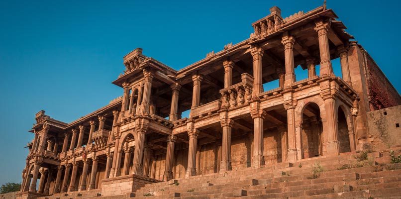 Ahmedabad-building-with-columns-806x400