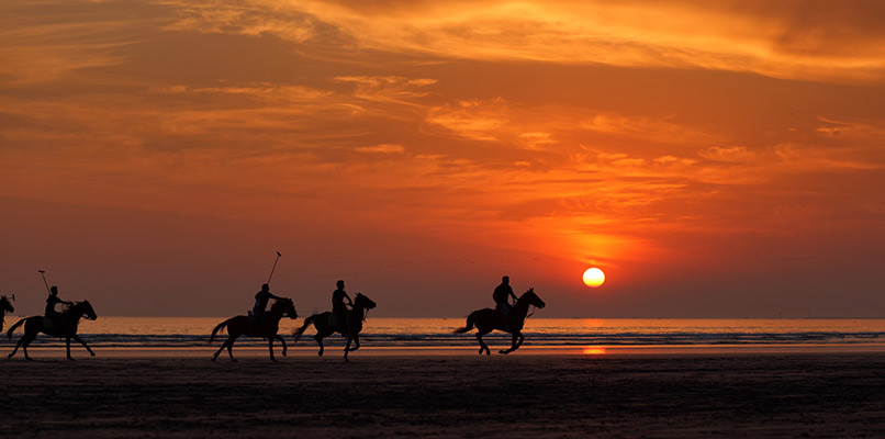 Fly-to-Karachi-Beach-806x400