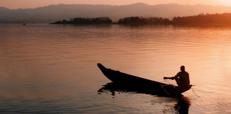 chittagong-man-on-the-boat-806x400