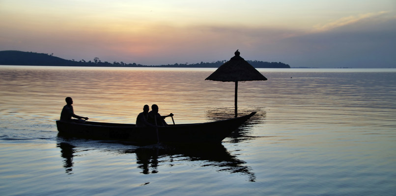 entebbe-boat-on-the-lake-806x400