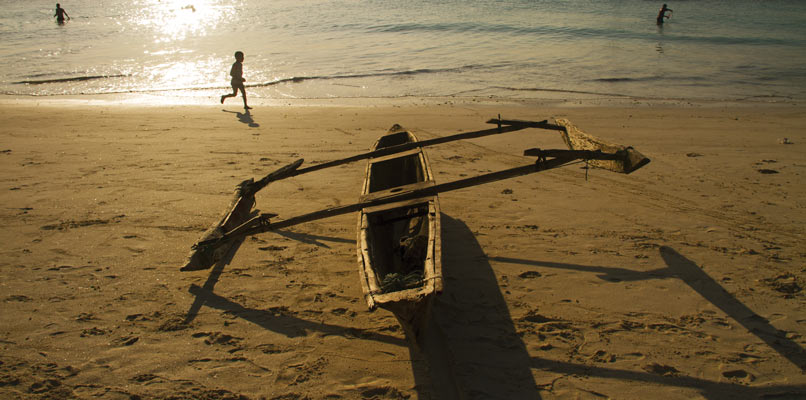 zanzibar-boat-on-sunset-beach-806x400