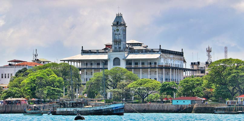 zanzibar-building-next-to-water-806x400